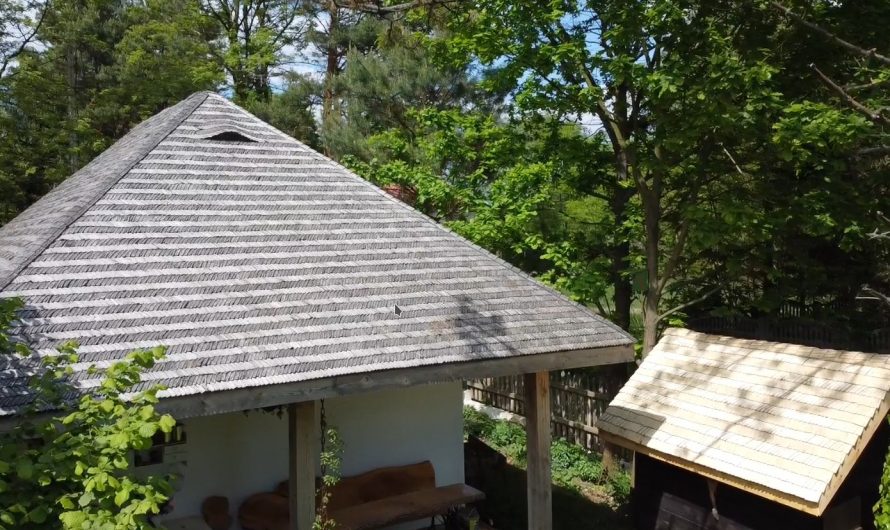 Dach pokryty wiórem osikowym – zalety, wady, koszty